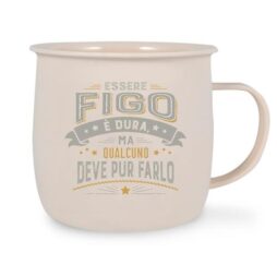 La tazza beige riporta la frase "Essere figo &egrave; dura ma qualcuno deve pur farlo", con decorazioni a forma di stella e linee decorative grigie, gialle e nere.
