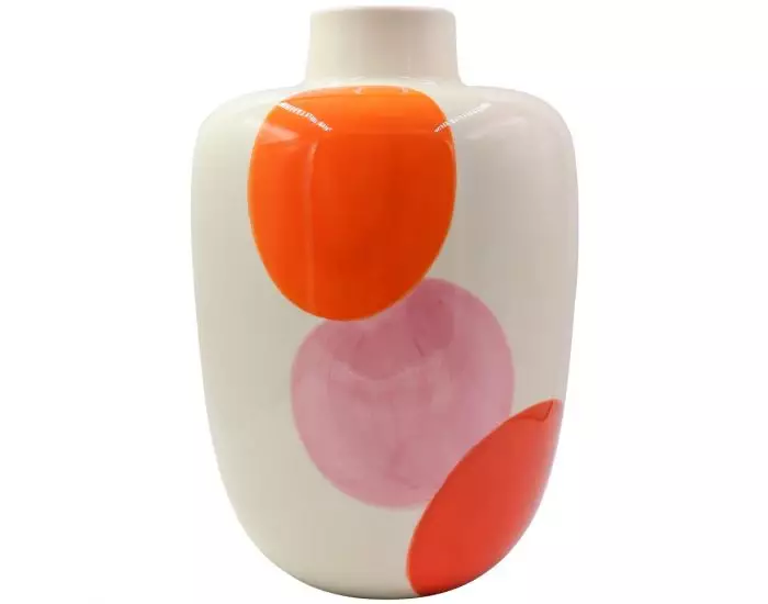 Vaso Rocio Bolas Bailandas in Ceramica – Que Rico Querico Il Vaso Rocio Bolas Bailandas in Ceramica - Que Rico è un vaso bianco con collo cilindrico, superficie liscia e ovali rosso-arancio più un cerchio rosa pallido, che riflettono il design giocoso delle Bolas Bailandas.