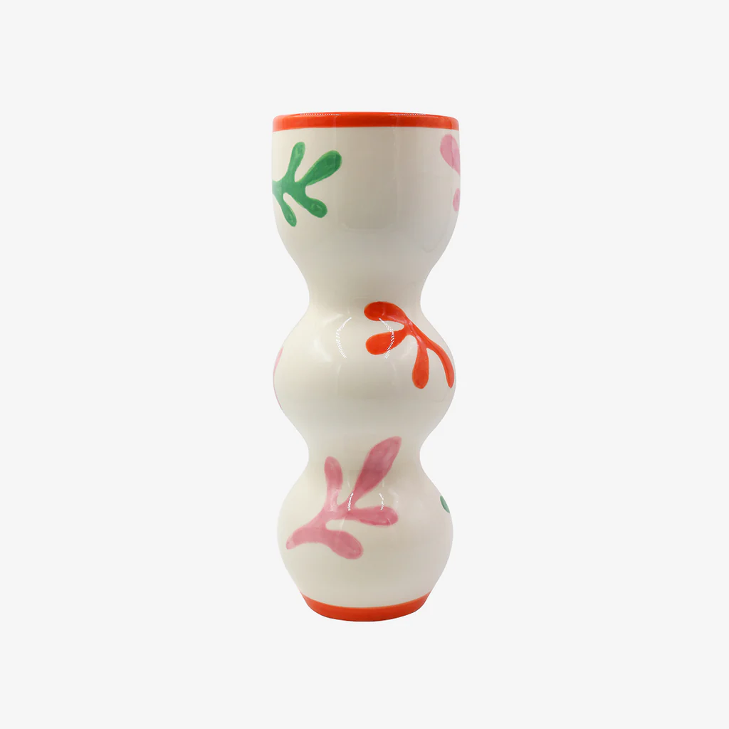 Vaso in ceramica Raquel Coralli Colorati – Que Rico Querico Il Vaso in ceramica Raquel Coralli Colorati di Que Rico presenta un design ondulato a forma di clessidra, con motivi astratti a forma di foglie rosse, verdi e rosa e bordi arancioni nella parte superiore e inferiore.