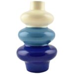 Il Vaso in ceramica Elena di Que Rico è un moderno vaso in ceramica con tre sezioni sovrapposte e bulbose, di colore crema, azzurro e blu scuro, dalla finitura liscia e lucida.
