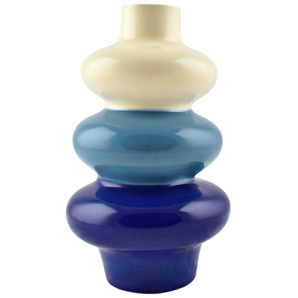 Vaso in ceramica Elena – Que Rico Querico Il Vaso in ceramica Elena di Que Rico è un moderno vaso in ceramica con tre sezioni sovrapposte e bulbose, di colore crema, azzurro e blu scuro, dalla finitura liscia e lucida.