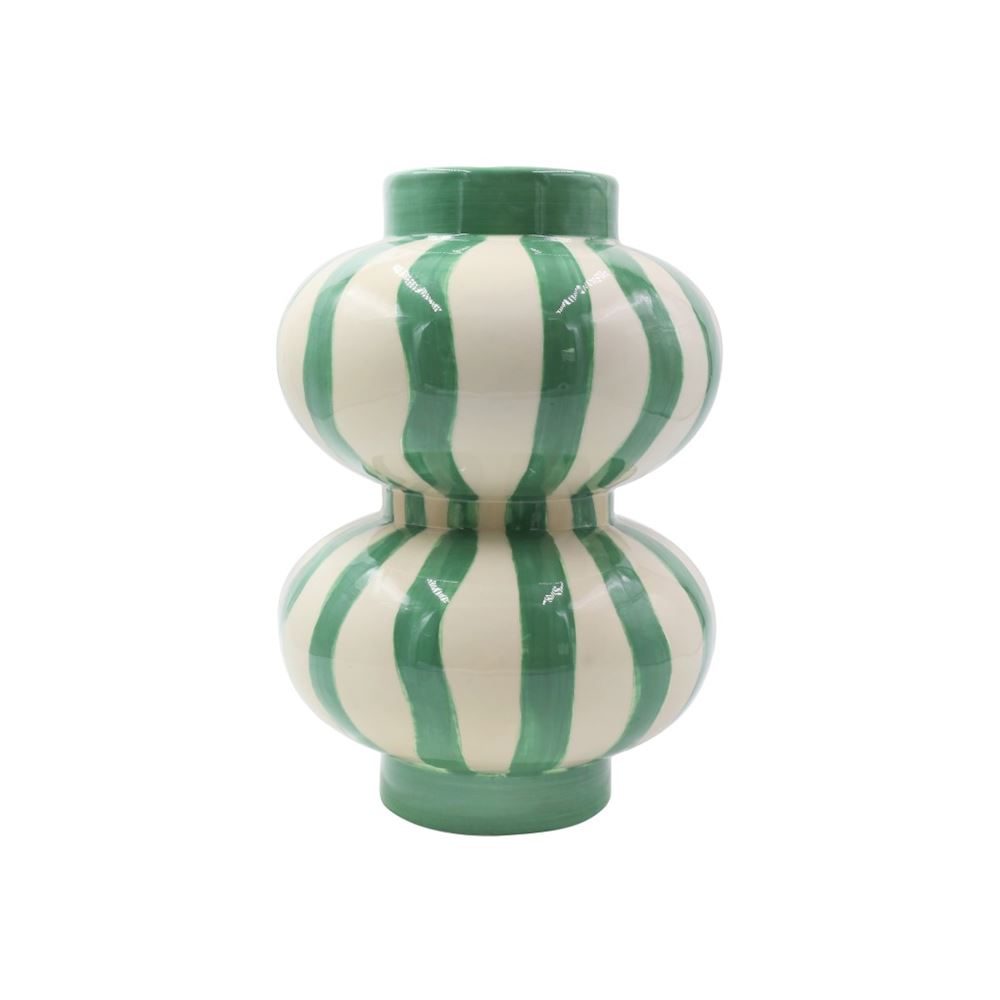 Vaso Augusto in ceramica – Que Rico Querico Il Vaso Augusto in ceramica - Que Rico è costituito da due sezioni arrotondate sovrapposte, con strisce verticali alternate verdi e crema, disposte su uno sfondo bianco semplice.