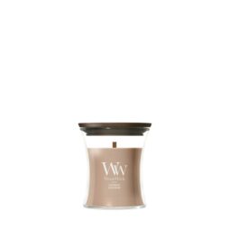 Nella foto, su uno sfondo bianco a tinta unita, è raffigurata una candela WoodWick Candela Piccola alla fragranza “Cashmere”, caratterizzata da una cera beige contenuta in un barattolo di vetro ricurvo con coperchio marrone scuro.