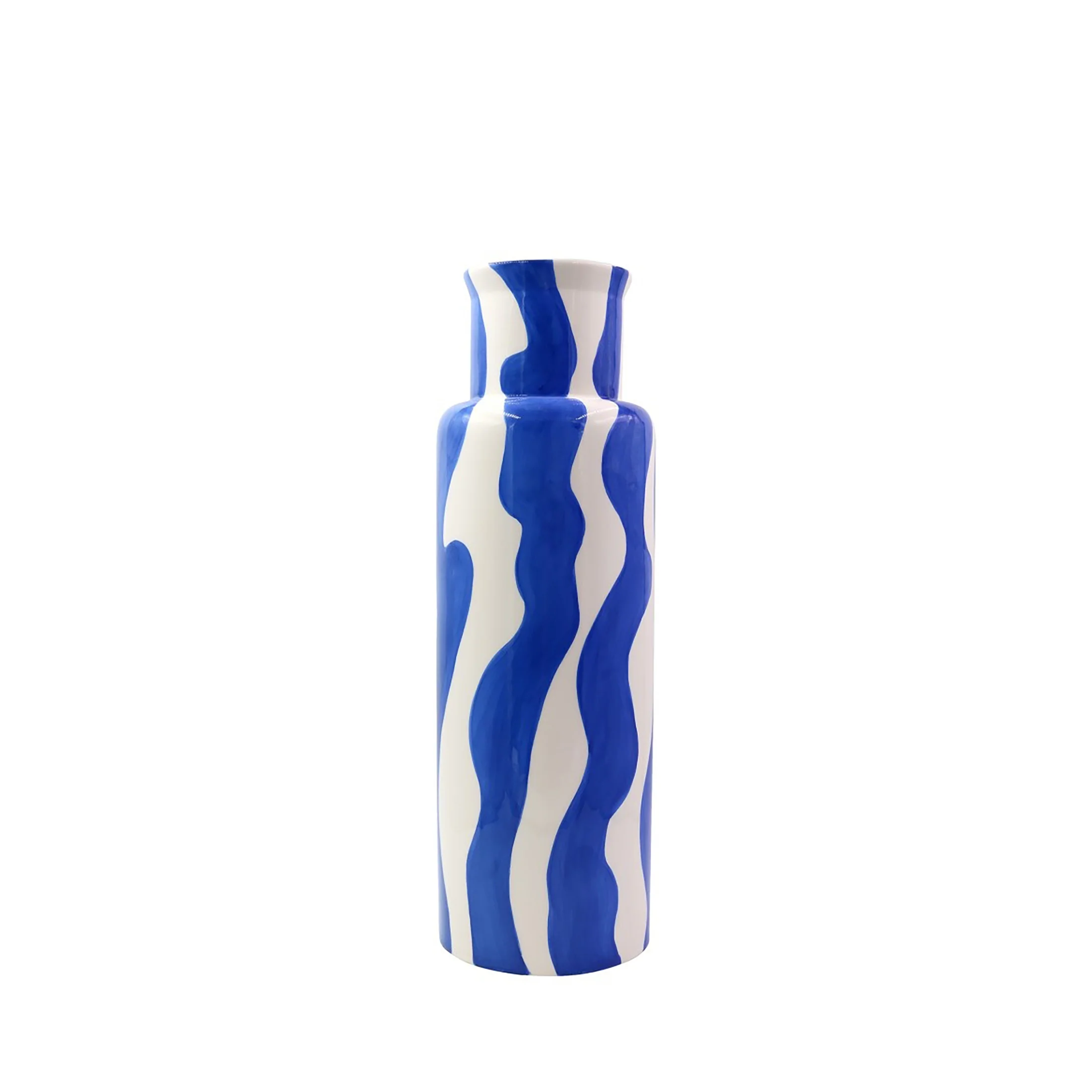 Vaso Esteban in ceramica – Que Rico Querico Il Vaso Esteban di Que Rico è un vaso alto e cilindrico in ceramica con base bianca e vistose strisce verticali blu ondulate. Fotografato su uno sfondo bianco.