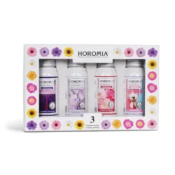 Il "Cofanetto contenente quattro Profuma bucato da 50ml – 03" offre lavanda aromatica, rosa nobile, petali di peonia e sensazione di talco in quattro flaconi da 50ml. La scatola presenta illustrazioni di fiori colorati per un tocco incantevole.