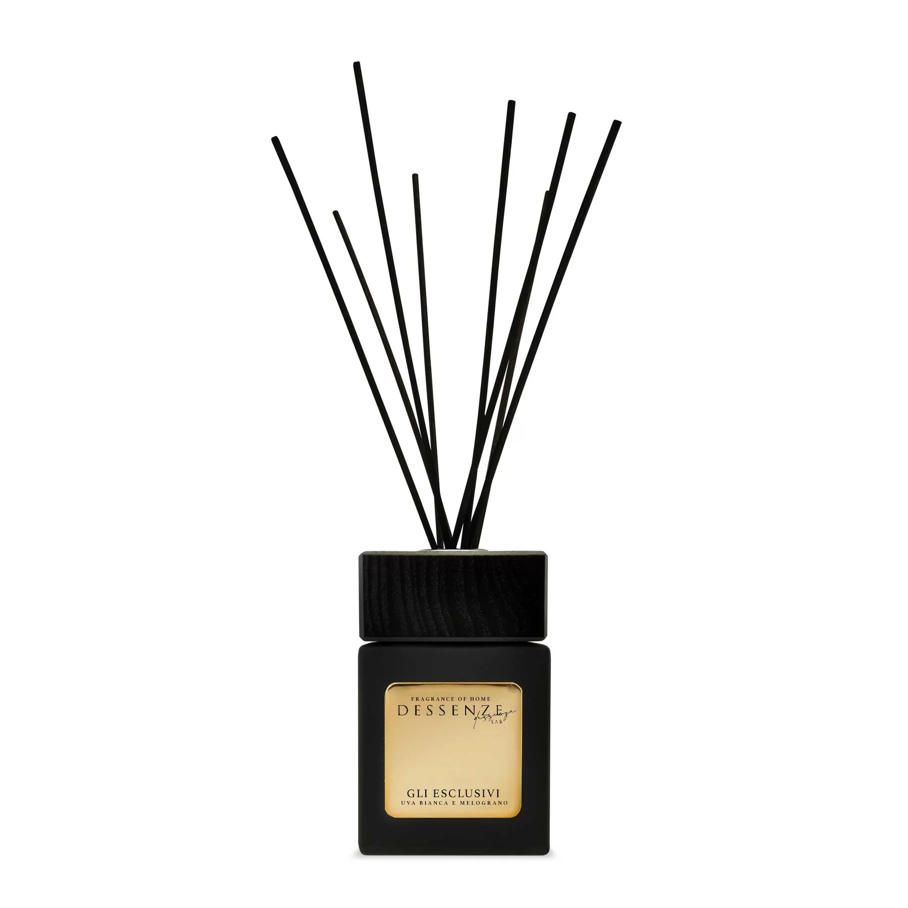 Uva Bianca e Melograno- Linea Gli Esclusivi-250ml in omaggio ricarica da 100 ml Gli Esclusivi 100-250 ml Un flacone diffusore nero con etichetta dorata si erge in posizione verticale, con la scritta "Uva Bianca e Melograno - Linea Gli Esclusivi" in evidenza. Diverse canne nere alte si aprono a ventaglio dall'apertura, evocando eleganza su un semplice sfondo bianco.