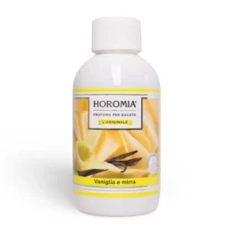 Flacone bianco da 250 ml di Horomia Profuma Bucato nella fragranza “Vaniglia e Mirra”, con baccelli di vaniglia e un fiore su etichetta gialla.