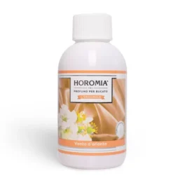 Una bottiglia bianca di Vento D'Oriente Profuma Bucato da 250 ml di Horomia presenta un'etichetta con una pesca e fiori bianchi.