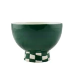 Il Vaso o Fioriera Ceramica - Enzo - Querico - Verde-Beige è un vaso in ceramica verde e beige con finitura lucida, interno bianco e base con motivo a scacchiera bianca e nera, ideale per mettere in mostra le tue piante preferite.
