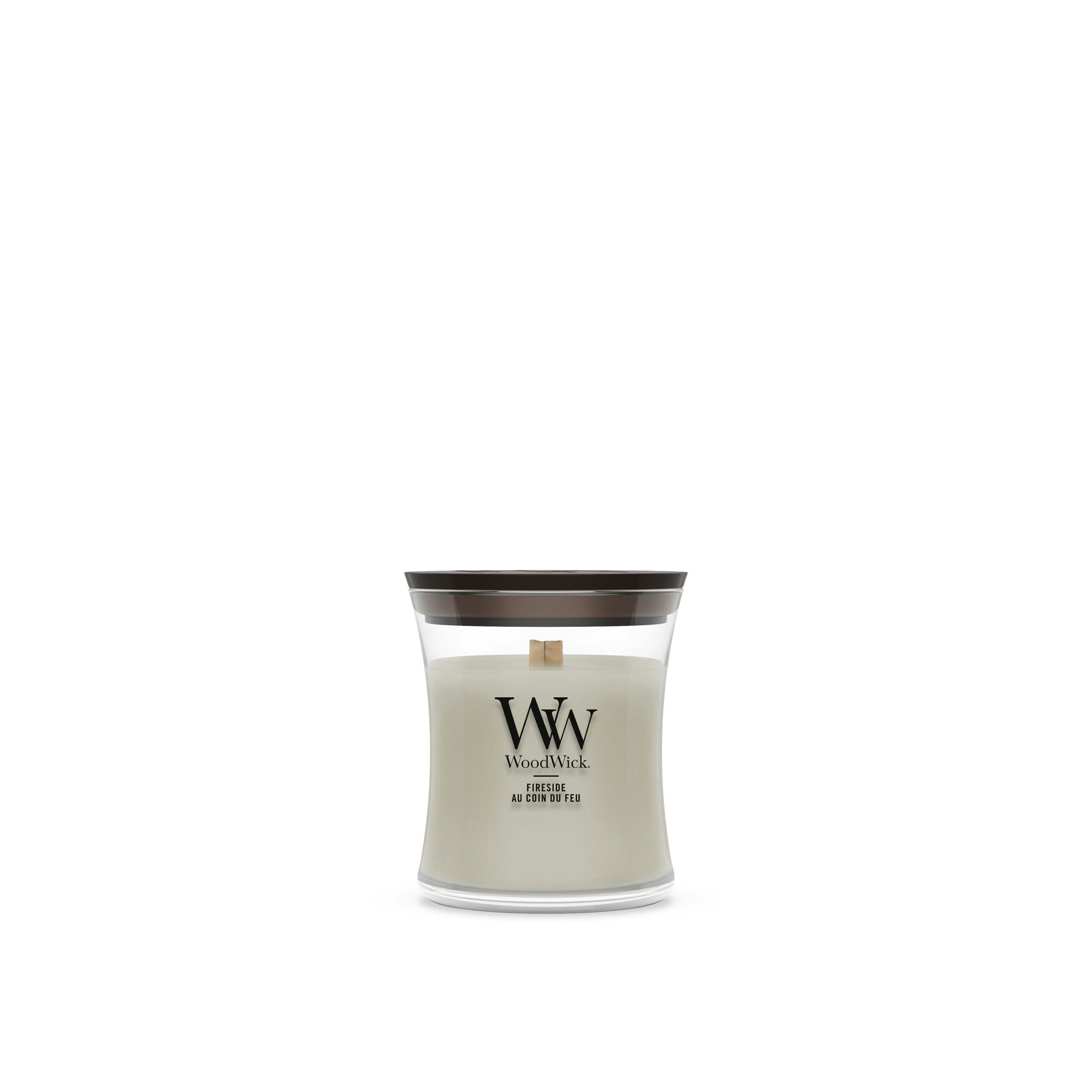 Fireside – Candela Piccola – Woodwick 100 Punti Una candela Woodwick Fireside - Candela Piccola in vetro trasparente, con coperchio in legno e cera bianca, caratterizzata dal logo “WW” nero e dall’etichetta sulla parte anteriore, è raffigurata al centro su uno sfondo bianco.