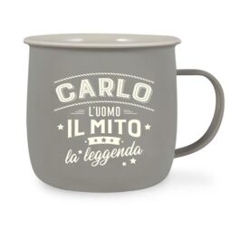 La tazza "Carlo l'uomo il mito la leggenda - Tazza Outdoor" è grigia con la frase italiana in bianco, che significa "Carlo l'uomo il mito la leggenda", e presenta linee decorative e stelle attorno al testo.