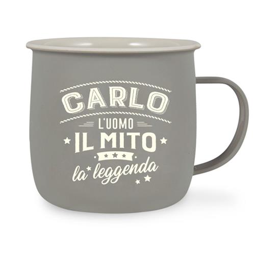 Carlo l’uomo il mito la leggenda – Tazza Outdoor Hervit Creations La tazza "Carlo l'uomo il mito la leggenda - Tazza Outdoor" è grigia con la frase italiana in bianco, che significa "Carlo l'uomo il mito la leggenda", e presenta linee decorative e stelle attorno al testo.
