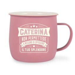 La tazza con la scritta "Caterina non permettere a nessuno di offuscare il tuo splendore" è rosa, ha un manico, il testo italiano è bianco ed è decorata con piccoli cuori e linee ornamentali.