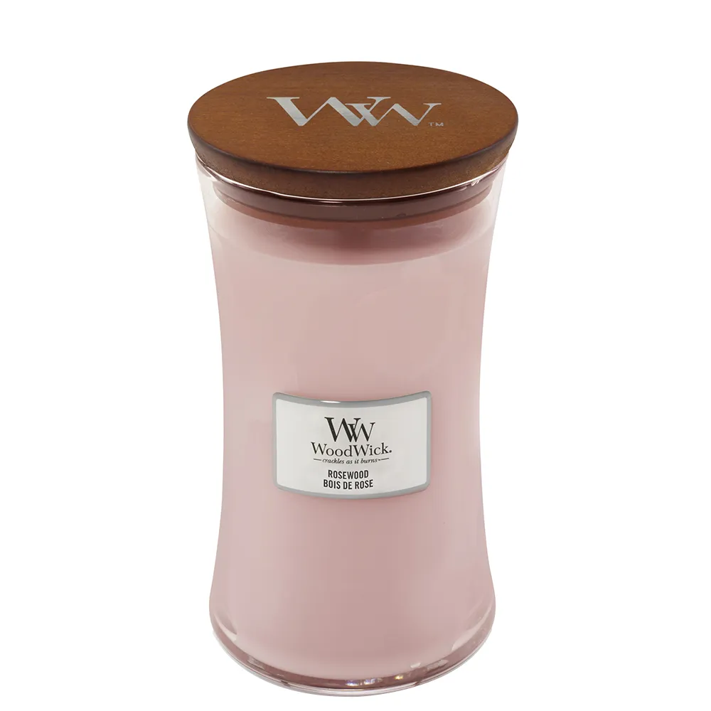 Rosewood – Candela Grande – Woodwick Giara Grande - WoodWick Una grande candela Rosewood Candela Grande di WoodWick in un barattolo di vetro trasparente con coperchio in legno. L'etichetta riporta la scritta "WoodWick, Rosewood, Bois de rose" e il logo WoodWick inciso sulla parte superiore del coperchio.