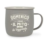 Una tazza grigia con il nome del prodotto "Domenico L uomo il mito la leggenda" in testo italiano bianco, che celebra Domenico come l'uomo e la leggenda per eccellenza.