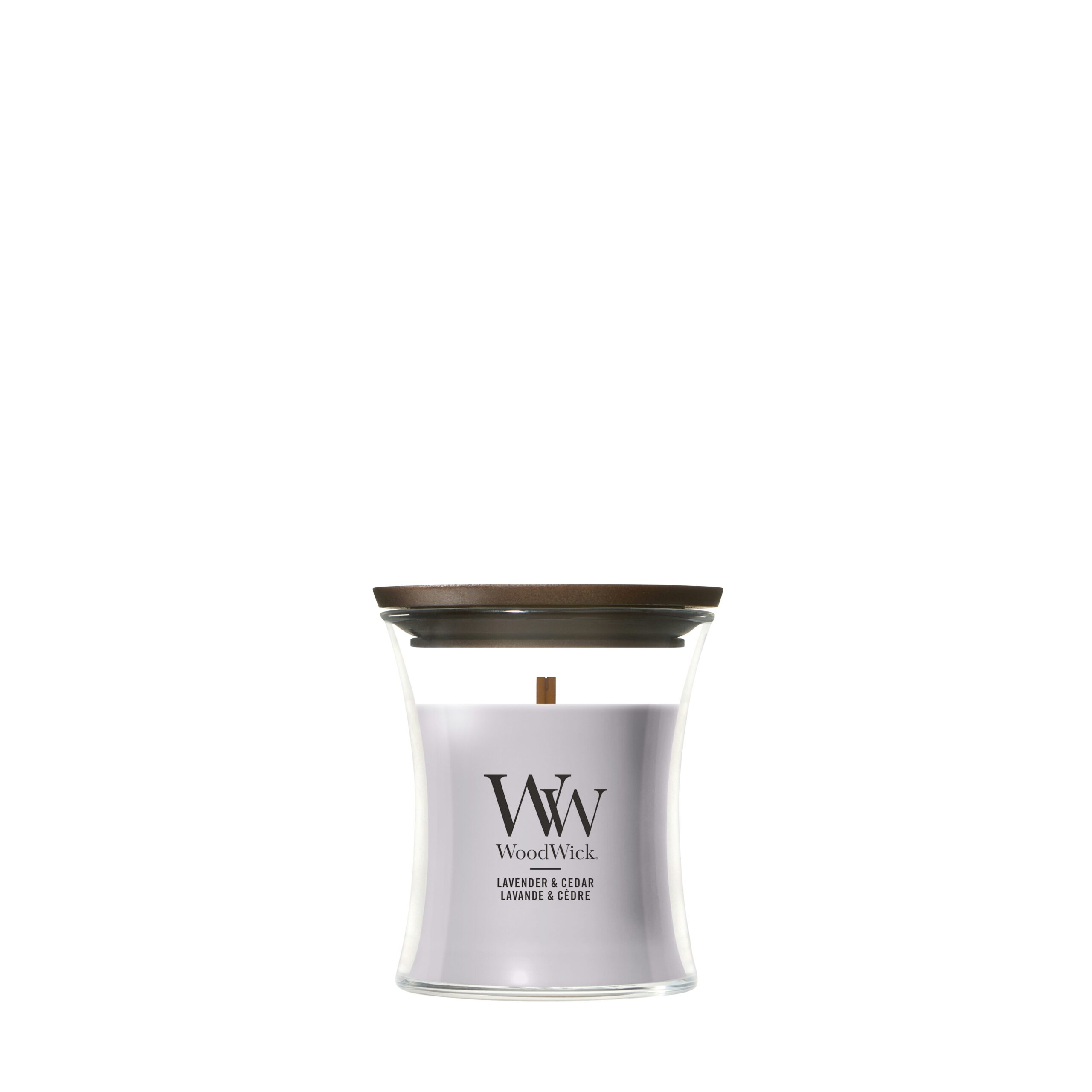 Lavender and Cedar – Candela Piccola – Woodwick 100 Punti Una candela "Lavender and Cedar" - Candela Piccola - Woodwick, dai toni lavandati, contenuta in un barattolo di vetro ricurvo con coperchio in legno, sprigiona la fragranza rilassante di lavanda e cedro; sull'etichetta frontale è riportata la scritta "WoodWick Lavender & Cedar".