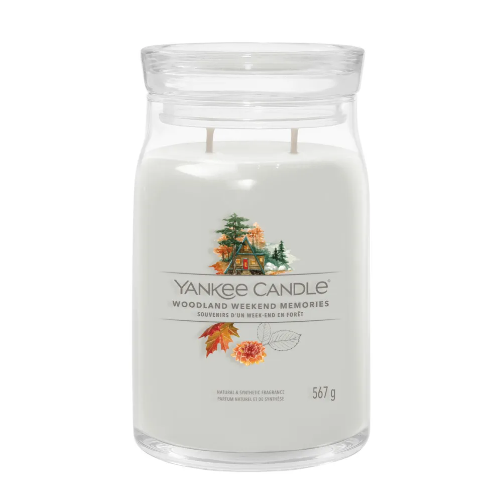 Woodland Weekend Memories – Candela Grande – Yankee Candle Woodland Weekend Memories La Candela Grande di Yankee Candle, The Woodland Weekend Memories, è realizzata in cera bianca, ha due stoppini e un'etichetta raffigurante una baita accogliente. Questo barattolo grande contiene 567 g di fragranza, per un'atmosfera autunnale invitante.