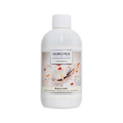 Una bottiglia di plastica bianca da 500 ml di profumo per bucato Horomia Profuma Bucato, variante Bianco Latte, con l'etichetta "L'Originale", con baccelli di vaniglia e schizzi di latte sulla parte anteriore e un tappo a vite bianco.