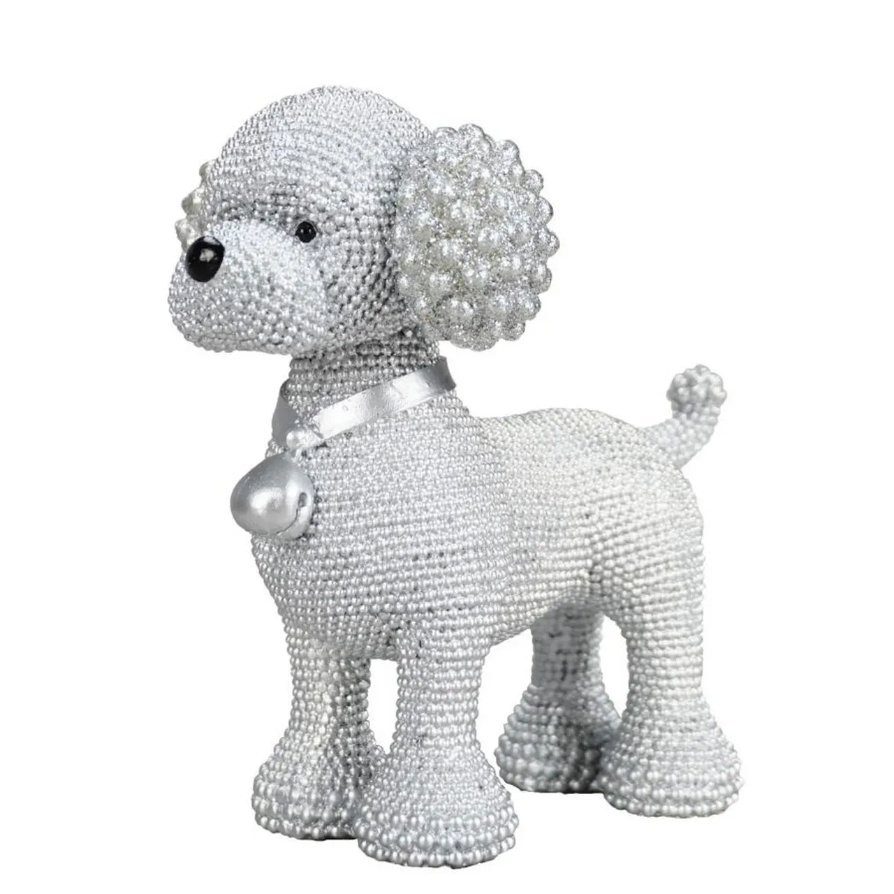 Barboncino Sparky – Mauro Ferretti – 15 x 15 x 9.5 cm Figure Il Barboncino Sparky di Mauro Ferretti è una statuetta decorativa a forma di barboncino, decorata con perline argentate lucide, con naso rotondo, orecchie arricciate e rifinita con un nastro argentato e un campanellino al collo. È in piedi a quattro zampe, con la testa leggermente rivolta verso sinistra.