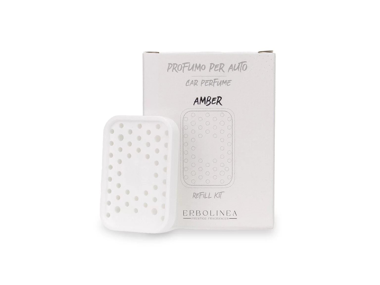 Amber – Refil – Erbolinea Erbolinea Una ricarica di profumo per auto rettangolare bianca con fori punteggiati è posta davanti a una scatola con l'etichetta "Amber - Refil - Erbolinea" su uno sfondo bianco semplice, che mette in evidenza questa rinfrescante fragranza per auto.