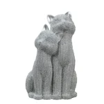 La coppia Gatti Sparky di Mauro Ferretti presenta due statuette di gatti stilizzate, impreziosite da perline argentate lucide per un effetto scintillante. Il gatto più grande è posizionato leggermente dietro il più piccolo, creando un effetto elegante.