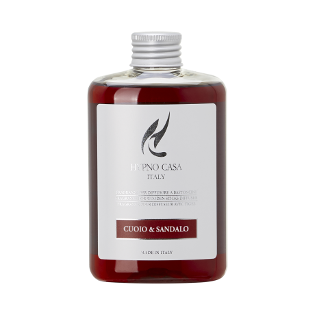 Cuoio e Frutti – Hypno Casa – Ricarica 200 ml Ricarica 200 ml La ricarica per diffusore Hypno Casa Cuoio e Frutti da 200 ml è caratterizzata da liquido rosso, tappo argentato ed etichetta frontale bianca. Questo profumo è disponibile anche accanto alla classica fragranza Cuoio & Sandalo.