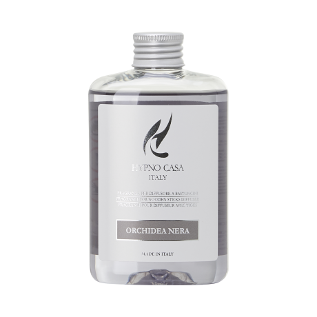 Orchidea Nera – Hypno Casa – Ricarica 200 ml Ricarica 200 ml Flacone trasparente di Orchidea Nera - Hypno Casa - ricarica di profumo con tappo a vite argentato ed etichetta bianca minimalista con testo nero e l'elegante logo Hypno Casa.
