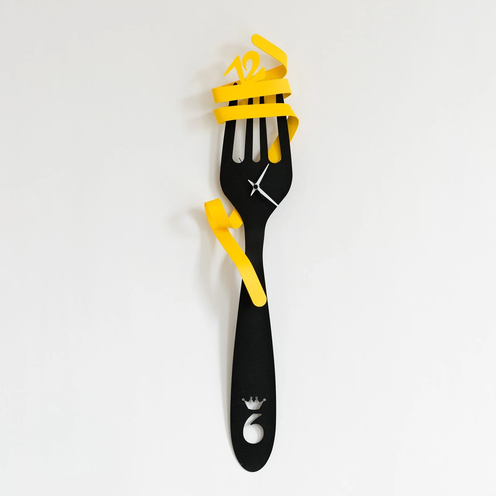 Orologio da parete da cucina per buongustai- Arti & Mestieri Orologio 2 L'Orologio da parete da cucina per buongustai di Arti & Mestieri è caratterizzato da un design nero a forma di forchetta con mani gialle a forma di pasta, che lo rende un orologio da cucina perfetto per gli amanti del cibo. È esposto su un semplice sfondo bianco.