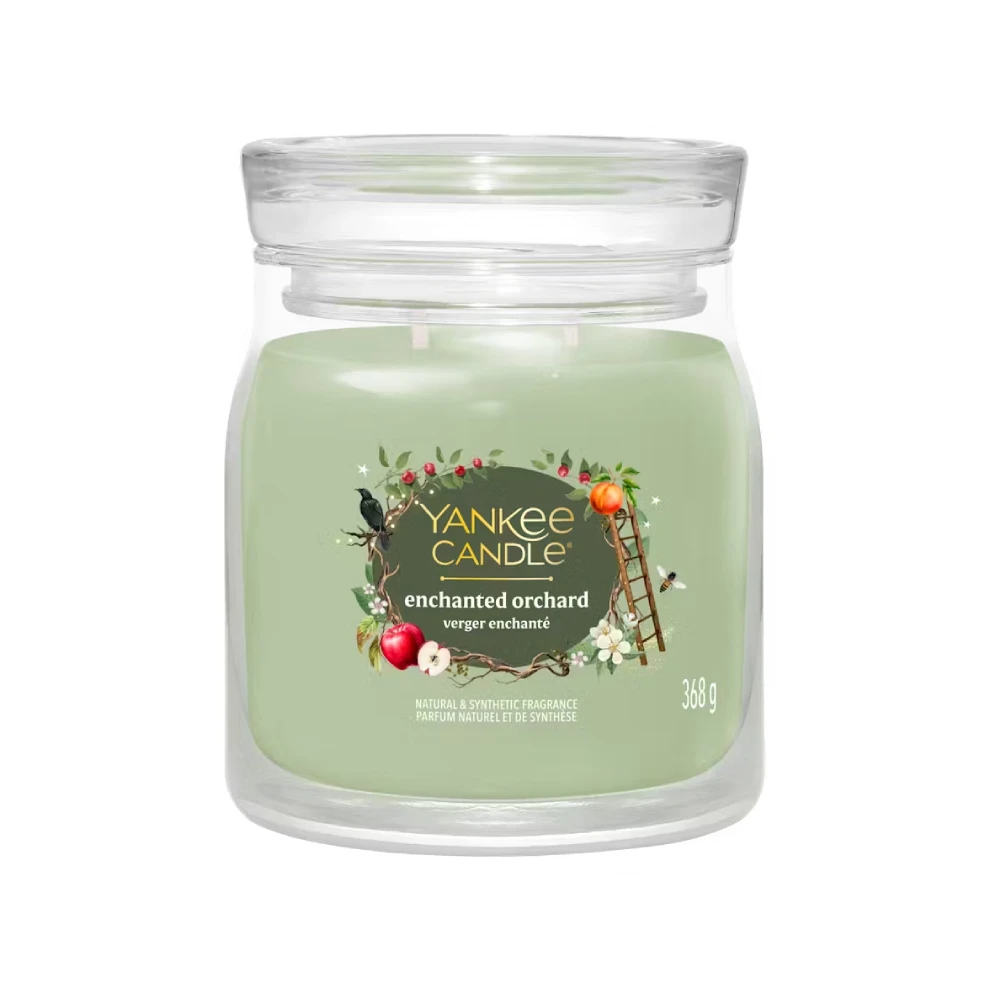 Enchanted Orchard – Giara Media – Yankee Candle Enchanted Orchard La candela The Enchanted Orchard - Giara Media Yankee Candle è caratterizzata da una cera verde chiaro e da un'etichetta con frutta, fiori e una piccola scala. La candela pesa 368 g.