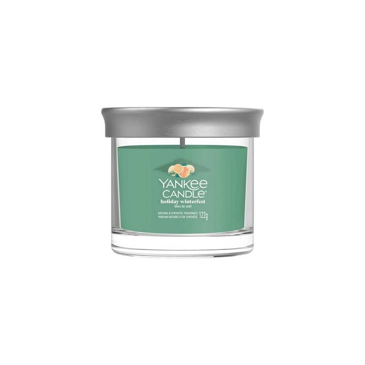 Holiday Winterfest – Tumbler Piccolo – Yankee Candle 100 Punti La candela Holiday Winterfest - Tumbler Piccolo di Yankee Candle è una candela verde da 122 g in un barattolo di vetro trasparente con coperchio argentato, dal design moderno ideale per le accoglienti serate invernali.