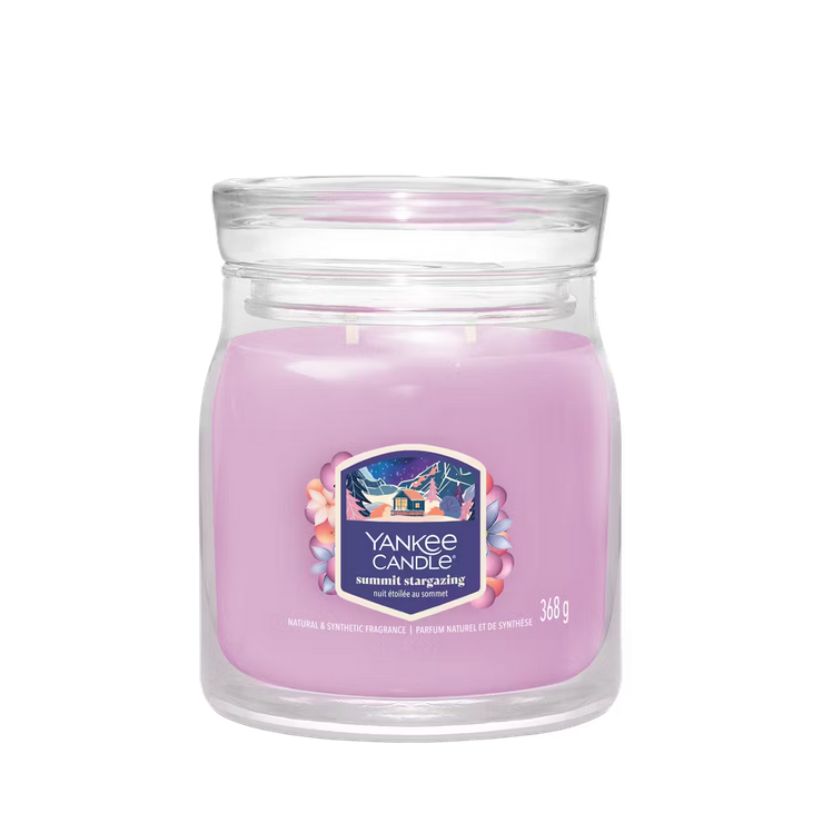 Summit Stargazin – Giara Media – Yankee Candle 250 Punti Yankee Candle "Summit Stargazin", candela in vetro Giara Media da 368 g con cera viola chiaro e un disegno colorato di montagne e stelle sul davanti.