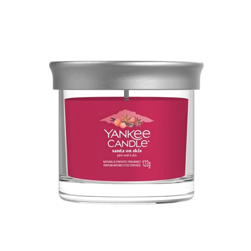 Santa On Skis – Tumbler Piccolo – Yankee Candle 100 Punti Bicchiere Yankee Candle Piccolo da 122 g in vetro trasparente con coperchio argentato, con la scritta "Santa On Skis" e fiori rosa e foglie verdi.