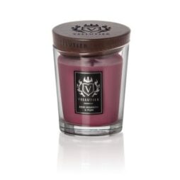 Aged Bourbon & Plum - Candela Media di Vellutier è una candela in barattolo di vetro con cera color prugna intenso, coperchio in legno scuro ed etichetta nera con lo stemma di Vellutier, coronato e con una corona, con la scritta "Aged Bourbon & Plum".