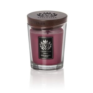 Aged Bourbon & Plum – Candela Media – Vellutier Vellutier Candela Media Aged Bourbon & Plum - Candela Media di Vellutier è una candela in barattolo di vetro con cera color prugna intenso, coperchio in legno scuro ed etichetta nera con lo stemma di Vellutier, coronato e con una corona, con la scritta "Aged Bourbon & Plum".