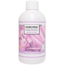 Un flacone di plastica bianca di Horomia Profuma Bucato - Brezza di Primavera 500 ml presenta un'etichetta color lavanda con tessuto rosa e un fiore, offrendo una fresca fragranza "Brezza di Primavera".