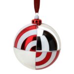 La Sfera Vetro Boreale Quaters di Hervit Creations è un ornamento natalizio lucido con quattro sezioni di motivi a spirale e solidi alternati rossi e bianchi, appesi a un nastro rosso.