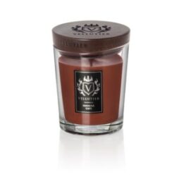 La candela Havana Cafe' di Candela Media - Vellutier è caratterizzata da una cera marrone in un vaso di vetro trasparente con coperchio in legno scuro ed etichetta con marchio, che unisce eleganza e stile.