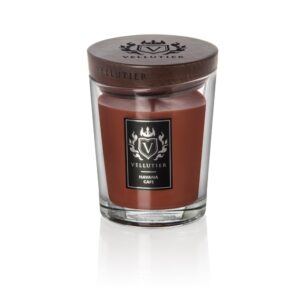 Havana Cafe’ – Candela Media – Vellutier Vellutier Candela Media La candela Havana Cafe' di Candela Media - Vellutier è caratterizzata da una cera marrone in un vaso di vetro trasparente con coperchio in legno scuro ed etichetta con marchio, che unisce eleganza e stile.