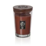 Havana Cafe' - Candela Grande di Vellutier è una candela profumata di colore marrone, contenuta in un barattolo di vetro trasparente con coperchio ed etichetta marrone abbinati, con il classico logo dello stemma Vellutier. La cera marrone completa il design raffinato.