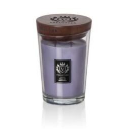 The Hills Of Provence - Candela Grande di Vellutier presenta una candela viola in un vaso di vetro, che cattura l'essenza rilassante delle colline della Provenza.