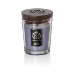 La candela Candela Media "Hills Of Provence" viola di Vellutier, contenuta in un vaso di vetro trasparente con coperchio in legno ed etichetta nera e argento, aggiunge eleganza a qualsiasi ambiente.