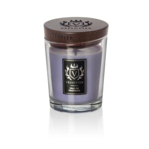 Hills Of Provence – Candela Media – Vellutier 250 Punti La candela Candela Media "Hills Of Provence" viola di Vellutier, contenuta in un vaso di vetro trasparente con coperchio in legno ed etichetta nera e argento, aggiunge eleganza a qualsiasi ambiente.