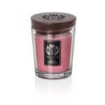 Candela Imperial Casablanca - Candela Media - Vellutier rosa in un vaso di vetro trasparente con coperchio in legno scuro ed etichetta nera e argento sul davanti.