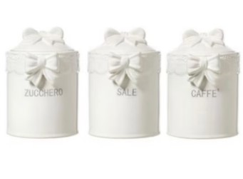 Set 3 barattoli – L Arte di Nacchi Barottoli da Cucina - Salva Freschezza Il Set 3 barattoli - L'Arte di Nacchi comprende tre barattoli in ceramica bianca con coperchio, ciascuno decorato con un grande fiocco ed etichettato "ZUCCHERO", "SALE" e "CAFFÈ" per zucchero, sale e caffè in italiano.