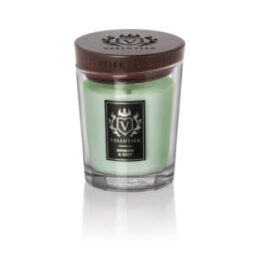 La candela Intimate & Cozy di Vellutier è caratterizzata da una cera verde in un barattolo di vetro trasparente con coperchio in legno scuro ed etichetta con logo, un'aggiunta elegante a qualsiasi spazio dalla collezione curata di Candela Media.