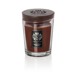 Una candela marrone Gentlemen's Lounge - Candela Media - Vellutier è contenuta in un vaso di vetro trasparente con coperchio in legno, con il logo della cresta argentata sulla parte anteriore.