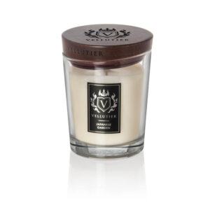 Japanese Garden – Candela Media – Vellutier 250 Punti Una candela profumata bianca in un barattolo di vetro trasparente con coperchio in legno scuro, con l'etichetta "Vellutier Japanese Garden" di Candela Media, cattura la serena eleganza con il suo design raffinato.