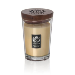 Madagascar Adventure – Candela Grande – Vellutier Vellutier Candela Grande Candela beige Madagascar Adventure Candela Grande di Vellutier in un barattolo di vetro trasparente con coperchio in legno marrone ed etichetta in bianco e nero con stemmi e il testo "Vellutier Madagascar Adventure".