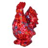 Gallo Maurice Rosso con fiori - Pomme Pidou &egrave; una statuetta di gallo in ceramica rossa ornata da motivi floreali rosa, gialli e viola, raffigurata in posizione verticale su sfondo bianco.