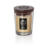 Candela beige "Madagascar Adventure - Candela Media" di Vellutier in un vaso di vetro trasparente con coperchio in legno scuro, con etichetta con stemma e scritta "Handmade Luxury Adventure".